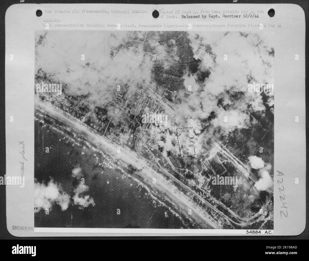 GERMANIA. H202 edificio di concentrazione in fase di attacco. Peenemunde impianti sperimentali-impianto di perossido di idrogeno. 4 ago 44. Foto Stock