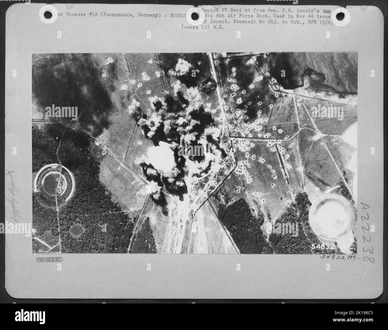 Peenemunde, Germania-impianto elettrostatico per la produzione di perossido di idrogeno è stato colpito il 4 agosto 1944 da Boeing B-17s che ha rilasciato tonnellate di bombe. (notare i crateri di attacchi precedenti). L'installazione del centro è solo una completata dai tedeschi. Foto Stock