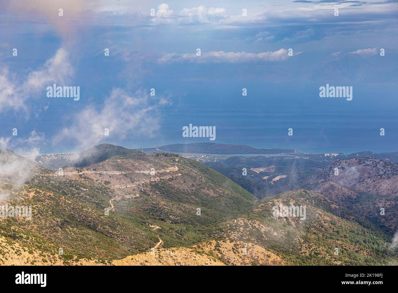 Paesaggio tra le nuvole sotto il Monte Pantokrator sull'isola di Corfù, Grecia Foto Stock