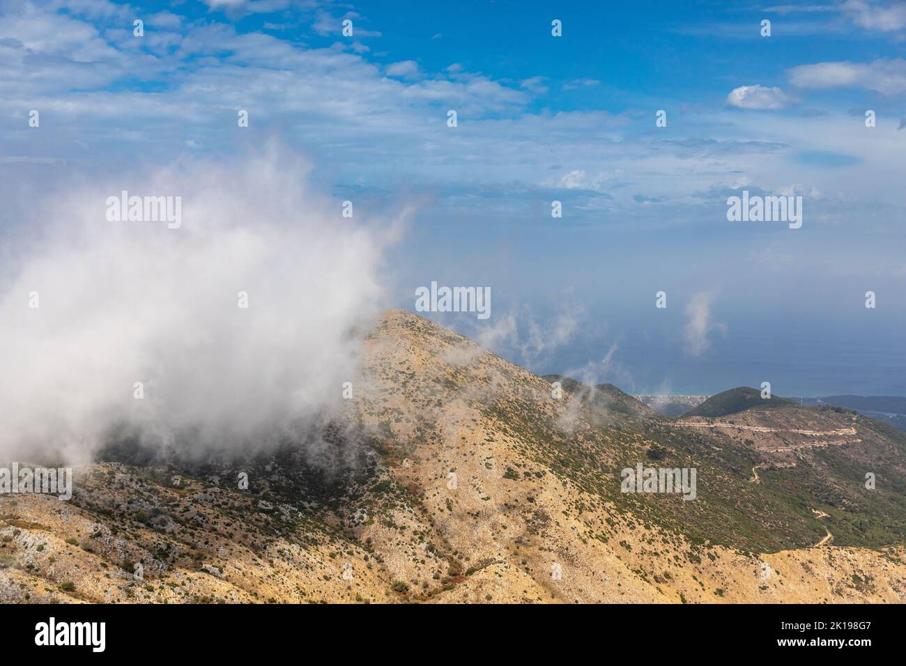 Paesaggio tra le nuvole sotto il Monte Pantokrator sull'isola di Corfù, Grecia Foto Stock