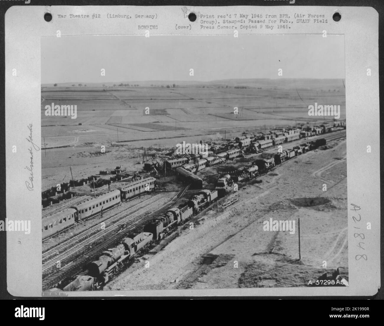 Posizionamento preciso delle bombe di Martin B-26 Marauders del maggiore generale Samuel E. Anderson'S 9th Bomba. Divisione ha negato l'uso di queste vetture passeggeri e locomotive nel Rail Yard di Limburg, Germania. Un colpo diretto nel mezzo di Una stringa di dieci Foto Stock