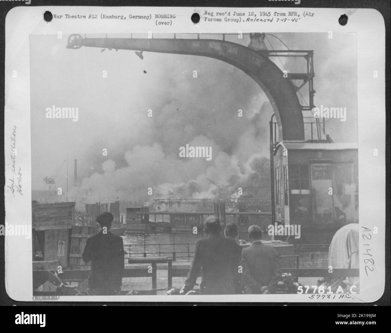 Gli scrittori tedeschi della didascalia hanno scritto su questa immagine ------ '...Der Deutschen Werfe a Flammen. Fiamme e fumo riempi il cielo intorno alle Deutsche Werkes dove i sottomarini erano in costruzione. Gli on-lookers tedeschi sono in piedi, guardando lo spettacolo della devastazione Foto Stock