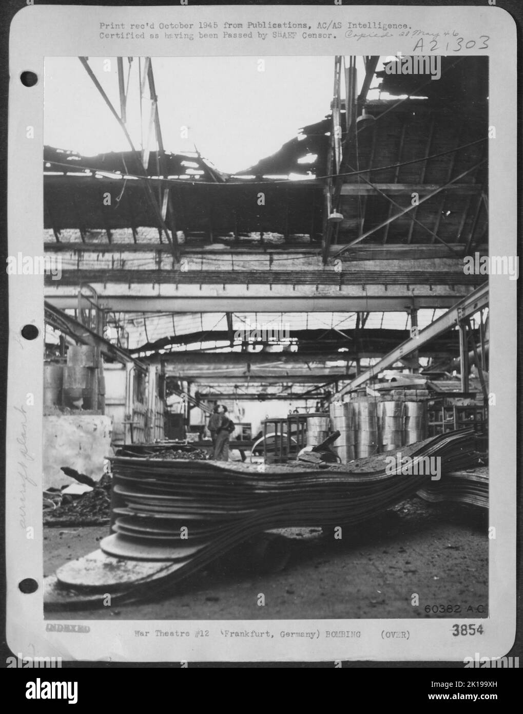 L'avanzamento degli eserciti alleati lo stabilimento di Vereinigte Deutsche Metall-Werke a Francoforte/Hedderheim nello Stato demolito di cui sopra. Lo stabilimento, uno dei più grandi della Germania, ha forgiato circa 1/2 delle eliche metalliche per l'Aeronautica militare tedesca. Foto Stock