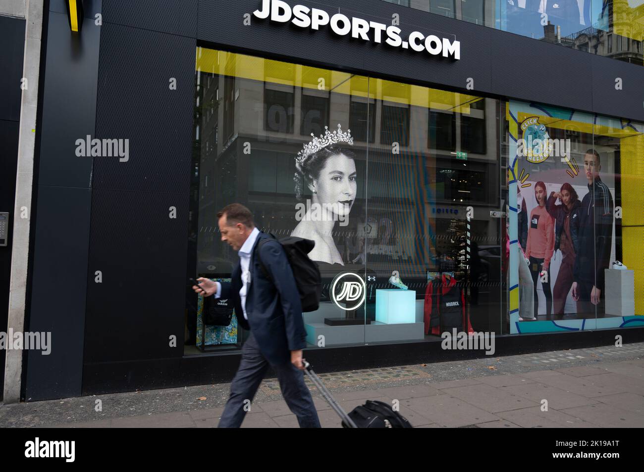 Il 14th settembre, cinque giorni dopo la morte della Regina Elisabetta 11, i negozi di Oxford Street rendono omaggio, Foto Stock