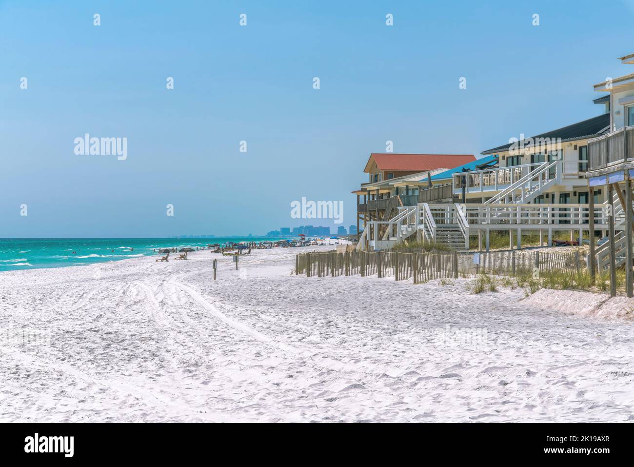 Case di spiaggia recintate vicino alla spiaggia di sabbia bianca di una spiaggia a Destin, Florida Foto Stock