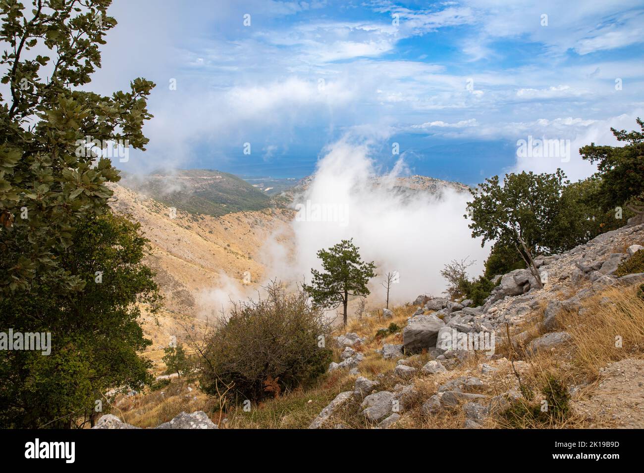 Paesaggio tra le nuvole sotto il Monte l sull'isola di Corfù, Grecia Foto Stock