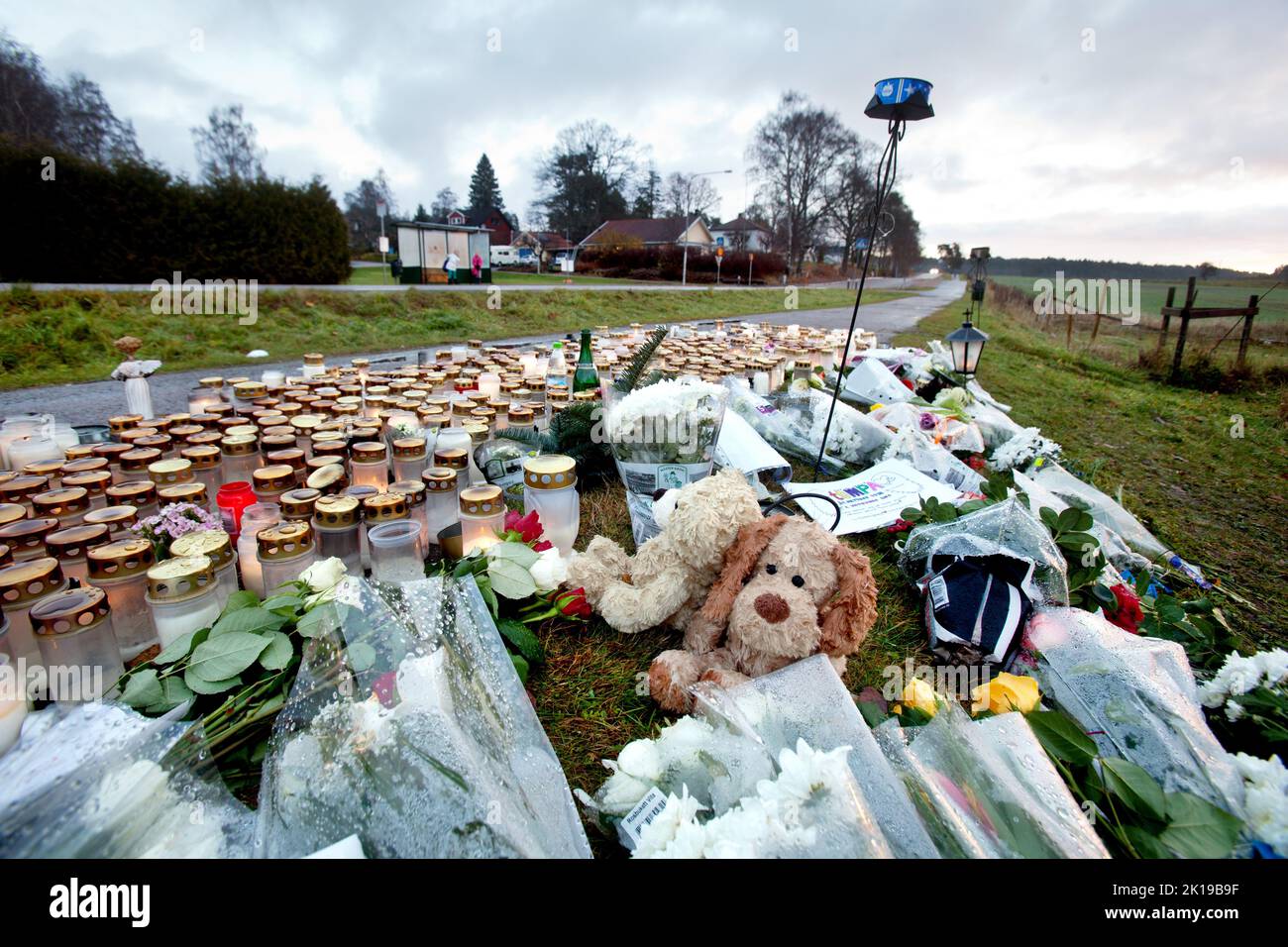 La scena dell'omicidio del doppio omicidio a Ljungsbro, Svezia. Un sacco di luci e fiori sulla pista ciclabile dove il doppio omicidio è accaduto sabato scorso. Foto Stock