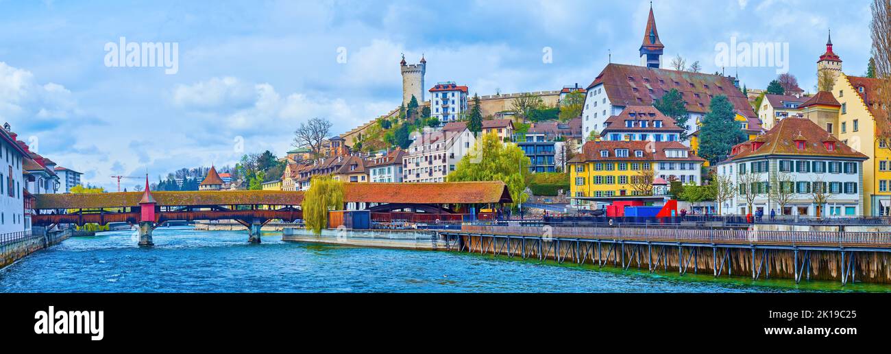 Città di Lucerna con Spreuerbrucke medievale in legno, case di città e mura difensive con torri, Svizzera Foto Stock