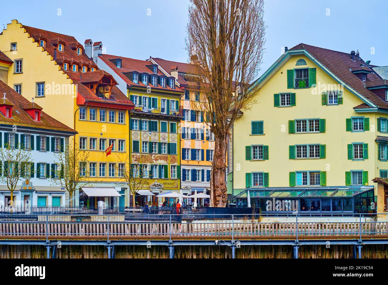 Case medievali panoramiche con persiane colorate e murales sulle facciate, Lucerna, Svizzera Foto Stock