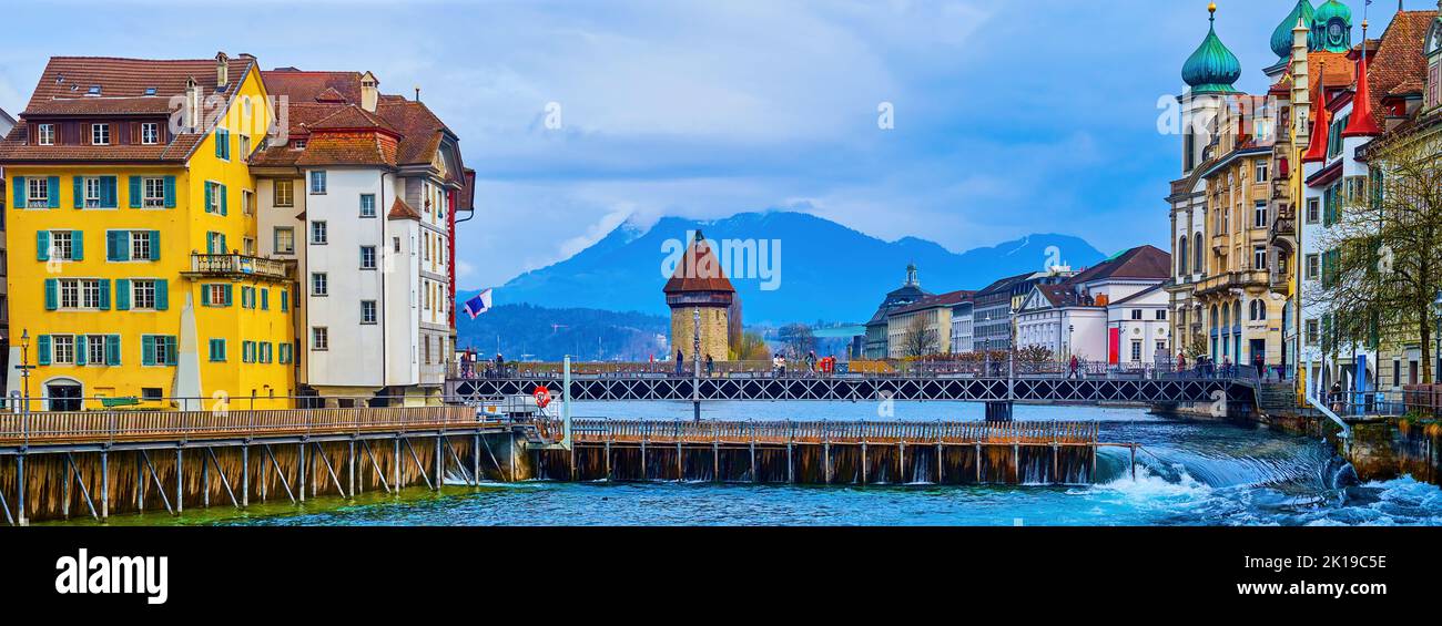 Vista panoramica sulla diga dell'ago (Reuss-Nadelwehr) e sulla torre dell'acqua (Wasserturm) sullo sfondo, Lucerna, Svizzera Foto Stock