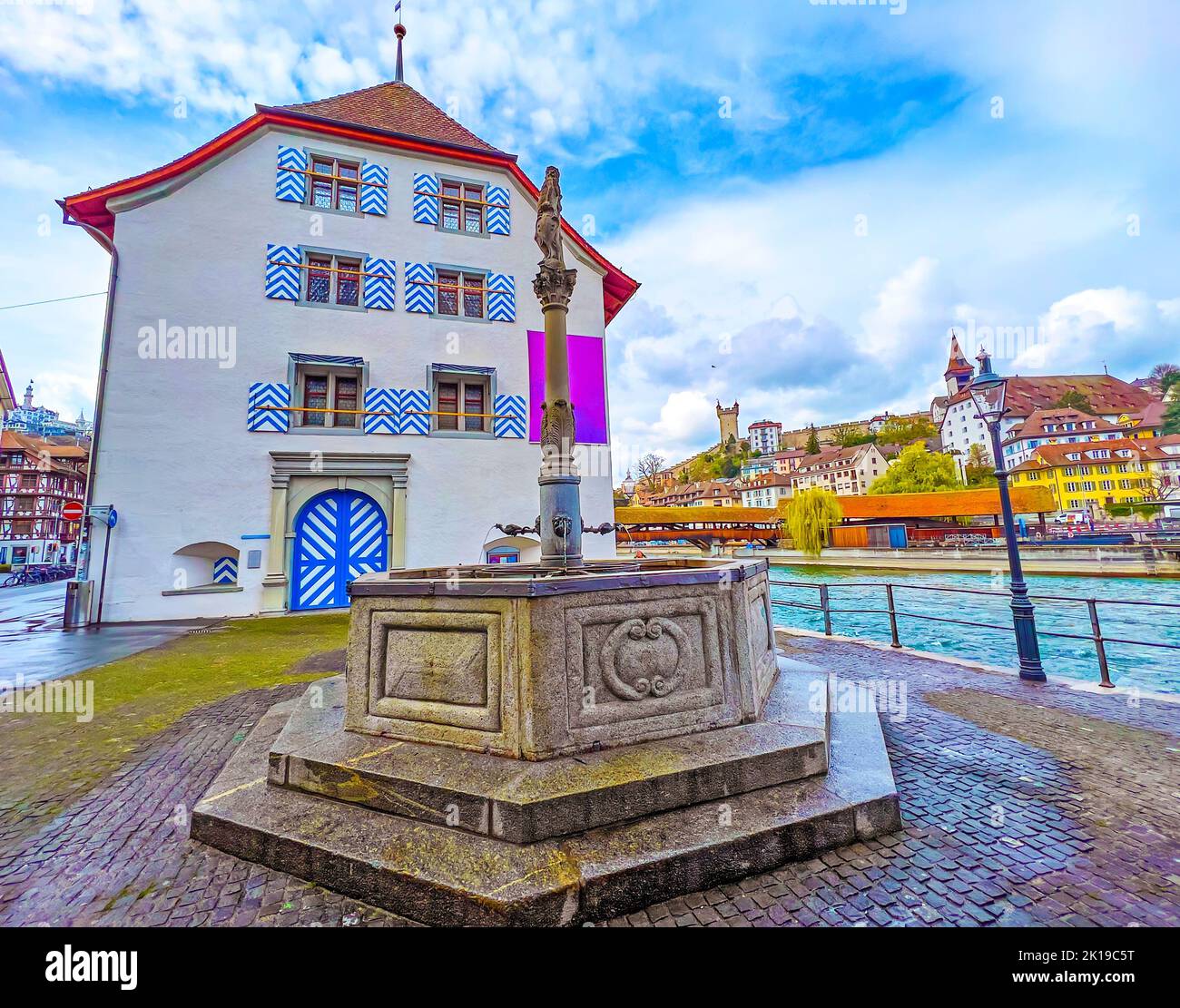 Via Reussteg con lo storico edificio del Museo e la suggestiva Fontana dell'Arsenale di fronte, Lucerna, Svizzera Foto Stock
