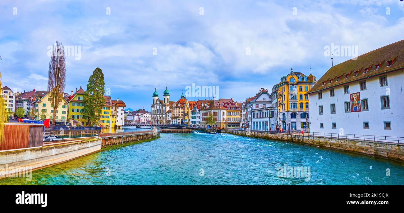 Lucerna medievale con la diga dell'ago e le case storiche sulle rive del fiume Reuss, Svizzera Foto Stock