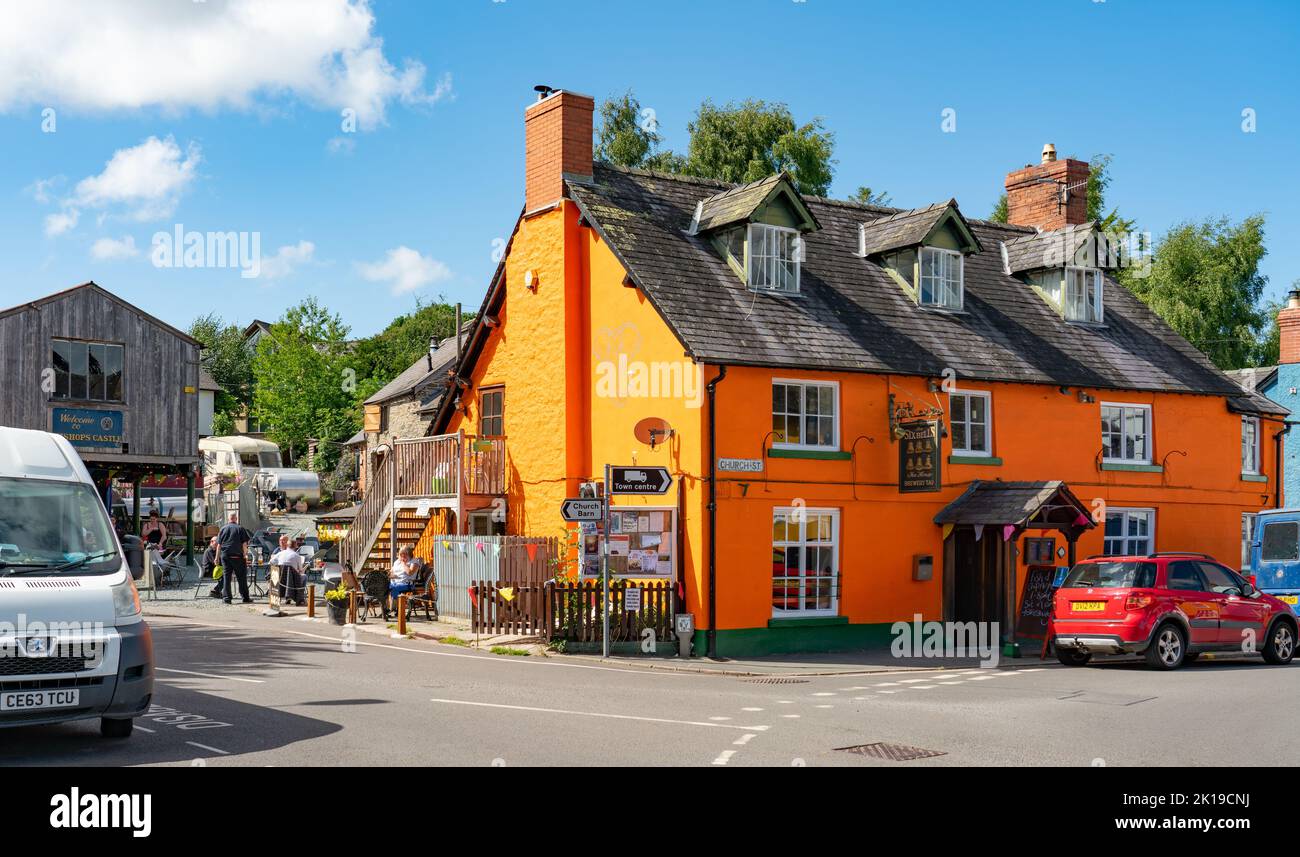 The Six Bells Pub, Bishops Castle, Shropshire, Inghilterra. Immagine ripresa nell'agosto 2022. Foto Stock