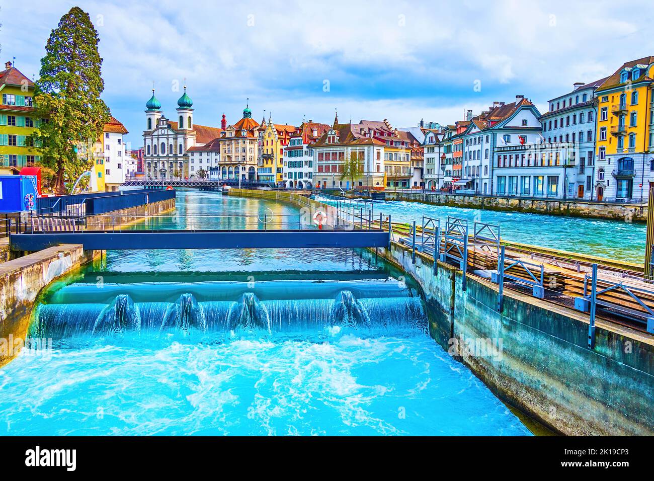 Muhlenplatz piccola centrale idroelettrica sul fiume Reuss, nel centro di Lucerna, in Svizzera Foto Stock