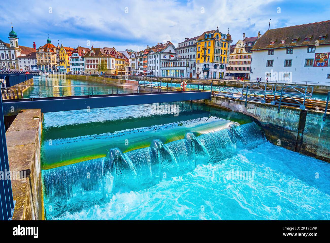 Centrale idroelettrica Muhlenplatz nel cuore della storica Lucerna sul fiume Reuss, Svizzera Foto Stock