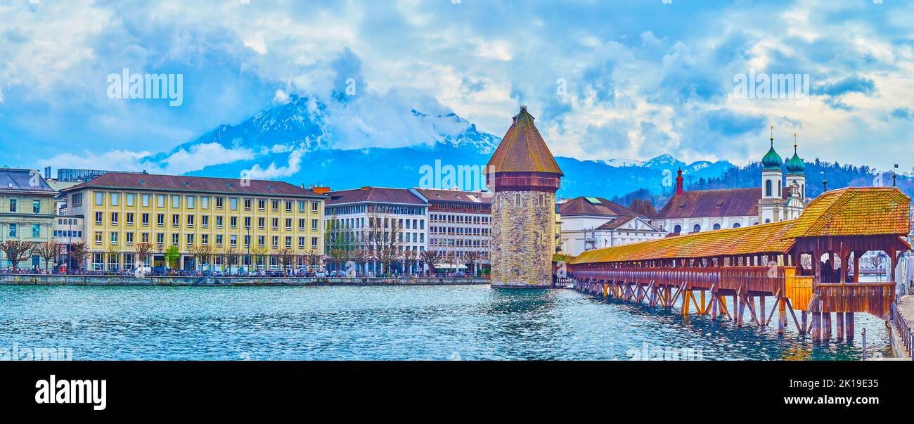 Panorama dei punti di riferimento del fiume Reuss, come il ponte di Kapellbrucke e la torre di Wasserturm nel centro storico di Lucerna, in Svizzera Foto Stock