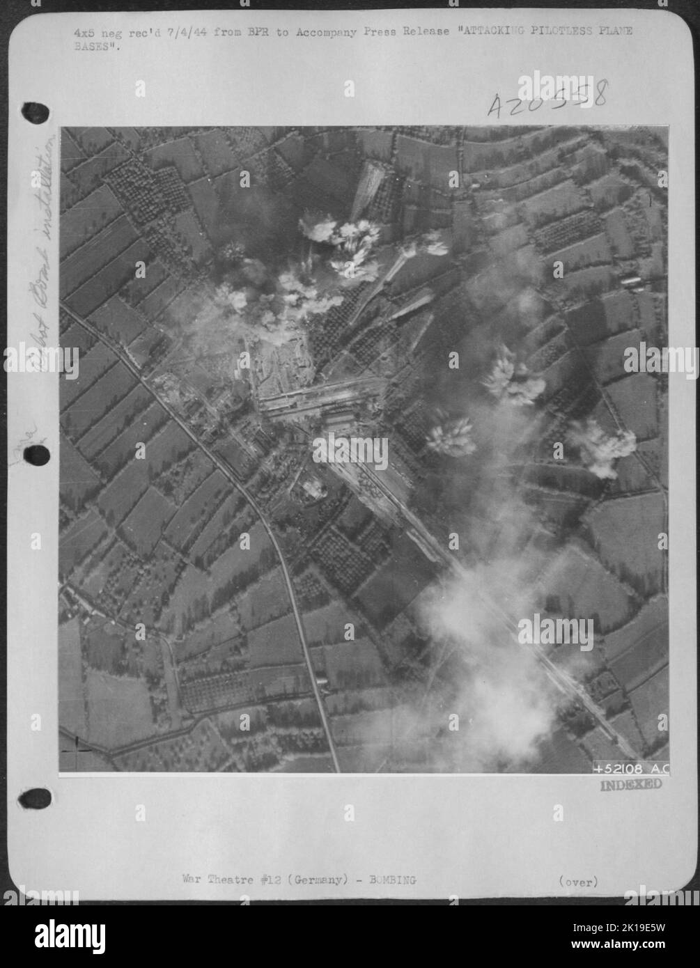 Questa fotografia aerea USAAF raffigura un attacco al sito di fornitura per un'installazione di un aereo senza pilota nazista. La fotografia, che è stata tenuta segreta per motivi di sicurezza rivela che l'esercito degli Stati Uniti 9th Air Force Bomber e Fighter-Bomber aerei hanno Foto Stock