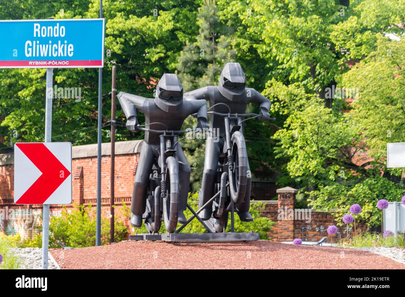 Rybnik, Polonia - 30 maggio 2022: Sculture di pilota di circuito a Rybnik. Foto Stock