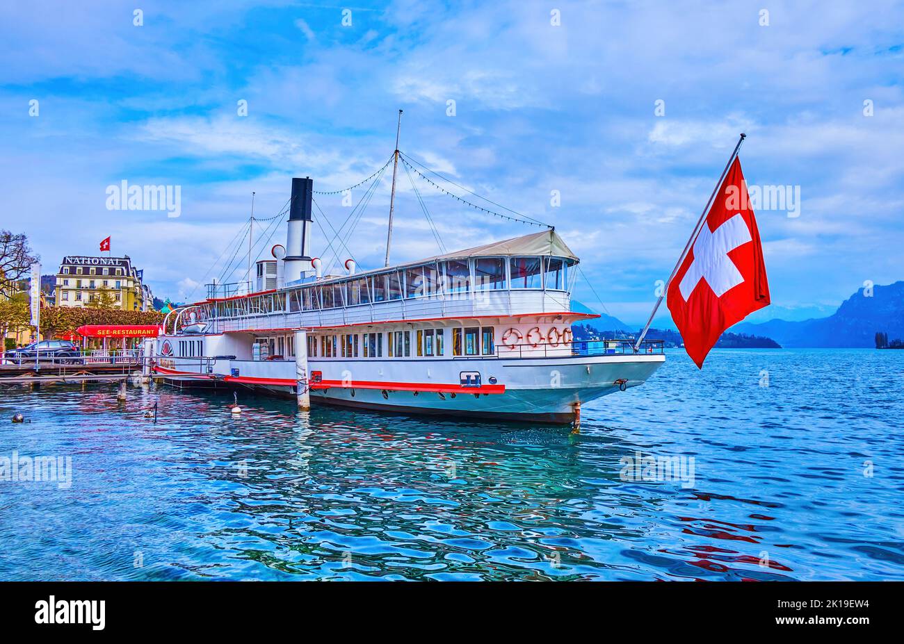 LUCERNA, SVIZZERA - 30 MARZO 2022: Ristorante barca Wilhelm Dillo sul lungofiume Schweizerhofquai del lago di Lucerna, il 30 marzo a Lucerna, Svizzeraan Foto Stock