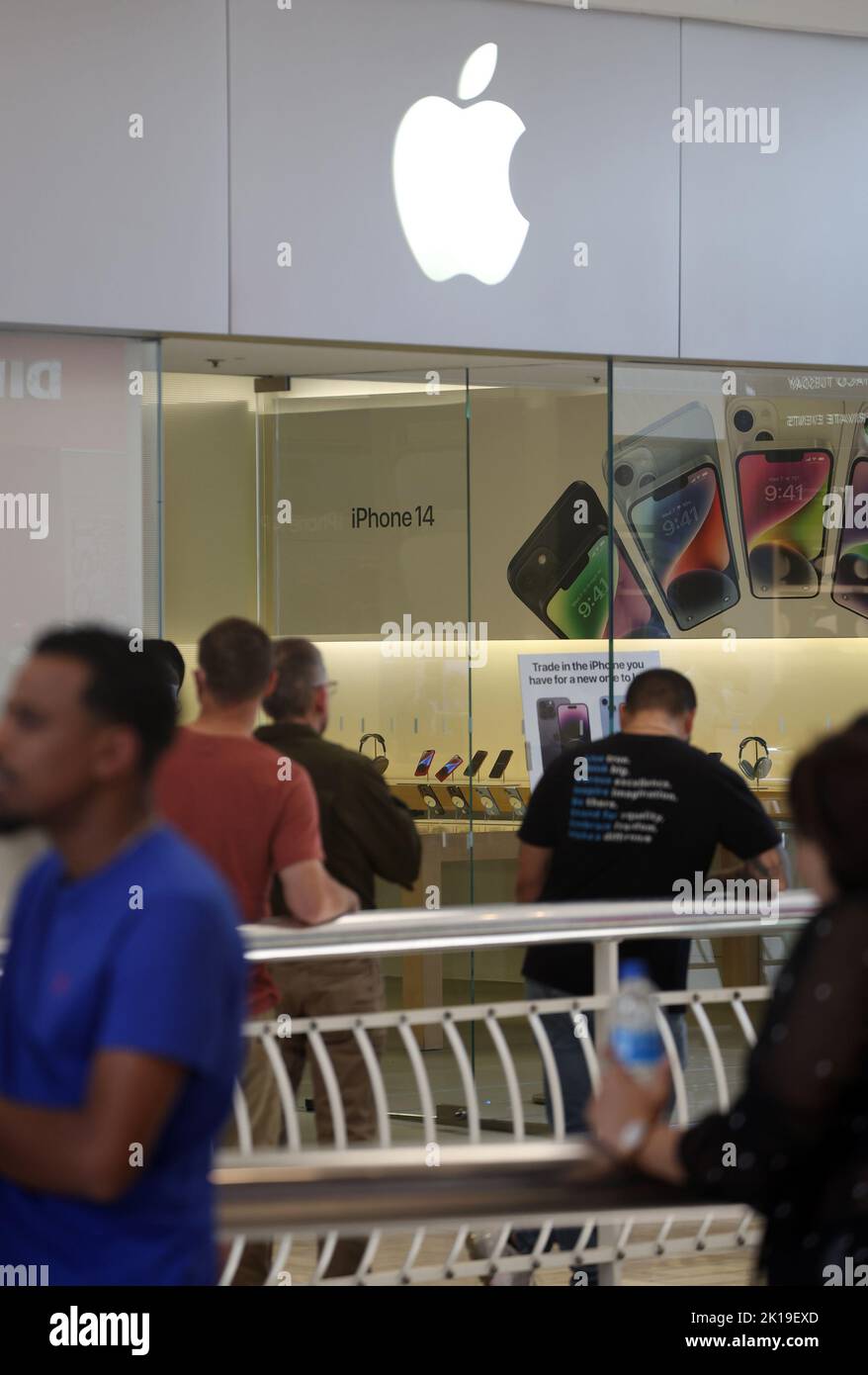 Tysons Corner, Virginia, USA. 16th Set, 2022. Vista degli acquirenti schierati per acquistare i nuovi Apple iPhone 14 e iPhone 14 pro il giorno del lancio al Tysons Corner Center Mall di Tysons Corner, Virginia, il 16 settembre 2022. Credit: Mpi34/Media Punch/Alamy Live News Foto Stock