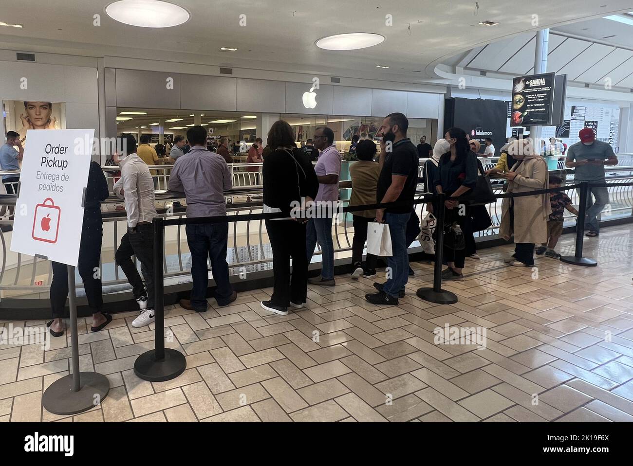 Tysons Corner, Virginia, USA. 16th Set, 2022. Vista degli acquirenti schierati per acquistare i nuovi Apple iPhone 14 e iPhone 14 pro il giorno del lancio al Tysons Corner Center Mall di Tysons Corner, Virginia, il 16 settembre 2022. Credit: Mpi34/Media Punch/Alamy Live News Foto Stock