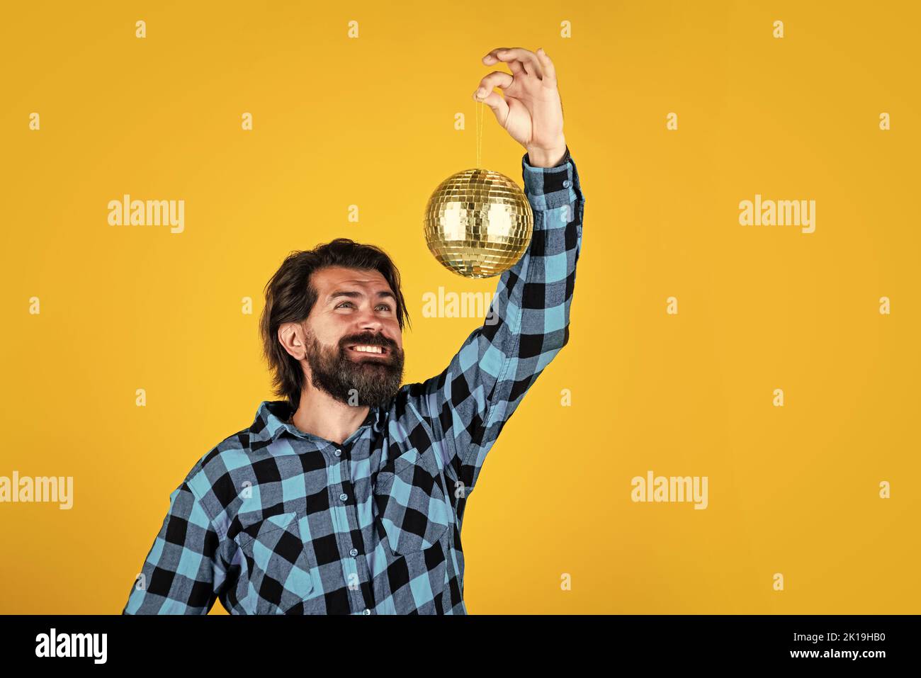 felicità e gioia. decorazione divertente festa. ippico casual con palla da discoteca. concetto di danza. brutale uomo bello con baffi. festa matura Foto Stock