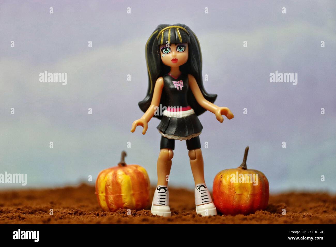 Primo piano di un personaggio femminile vestito per Holloween Foto Stock