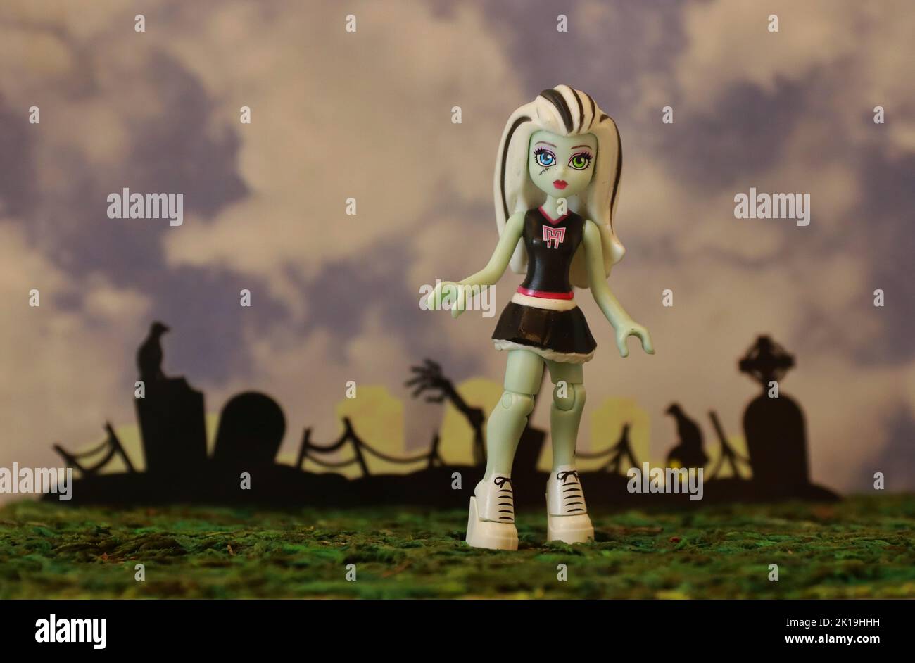 Primo piano di un personaggio femminile vestito per Holloween Foto Stock