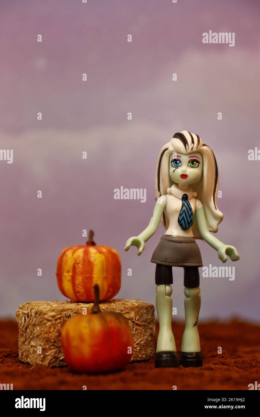 Primo piano verticale di un personaggio femminile vestito per Holloween Foto Stock