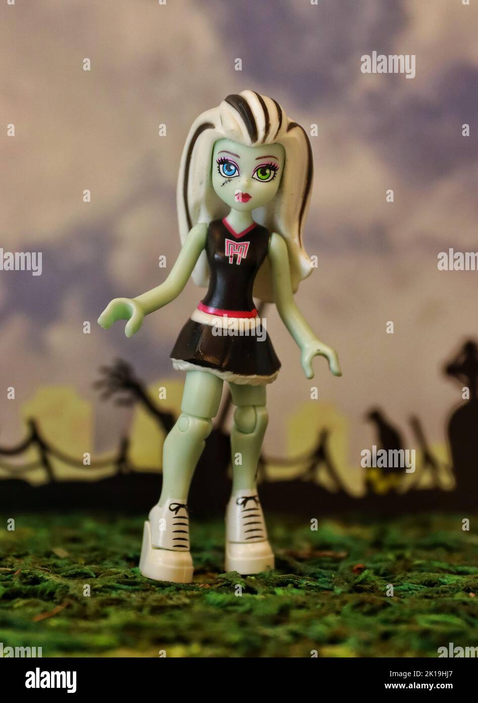 Primo piano verticale di un personaggio femminile vestito per Holloween Foto Stock