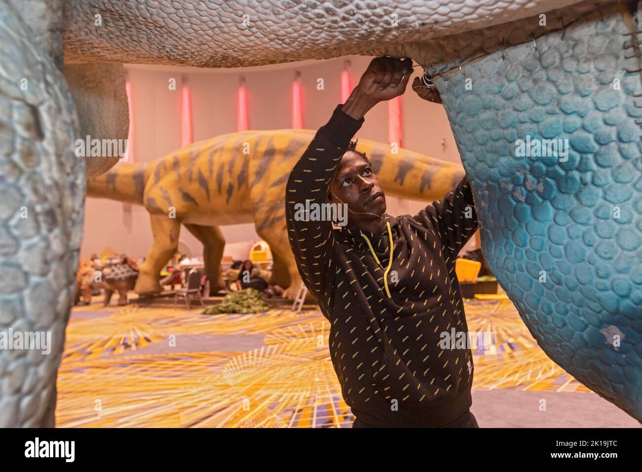 Detroit, Michigan, Stati Uniti. 15th Set, 2022. I lavoratori di Ultimate Fun Productions uniscono i dinosauri che verranno esposti durante il Detroit Auto Show. Credit: Jim West/Alamy Live News Foto Stock