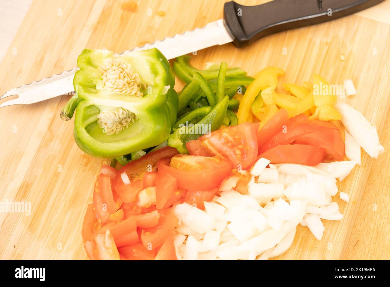 Preparazione di alimenti nella cucina domestica e tiro all'occasione. Foto Stock