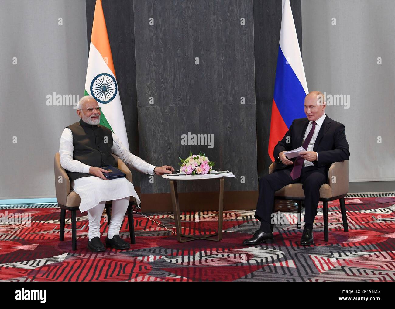 Samarcanda, Uzbekistan. 16th Set, 2022. Il primo ministro indiano Narendra modi, di sinistra, tiene un incontro bilaterale faccia a faccia con il presidente russo Vladimir Putin, a margine del vertice dell'Organizzazione per la cooperazione di Shanghai del 16 settembre 2022 a Samarcanda, Uzbekistan. Credit: Ufficio stampa/PIB Photo/Alamy Live News Foto Stock