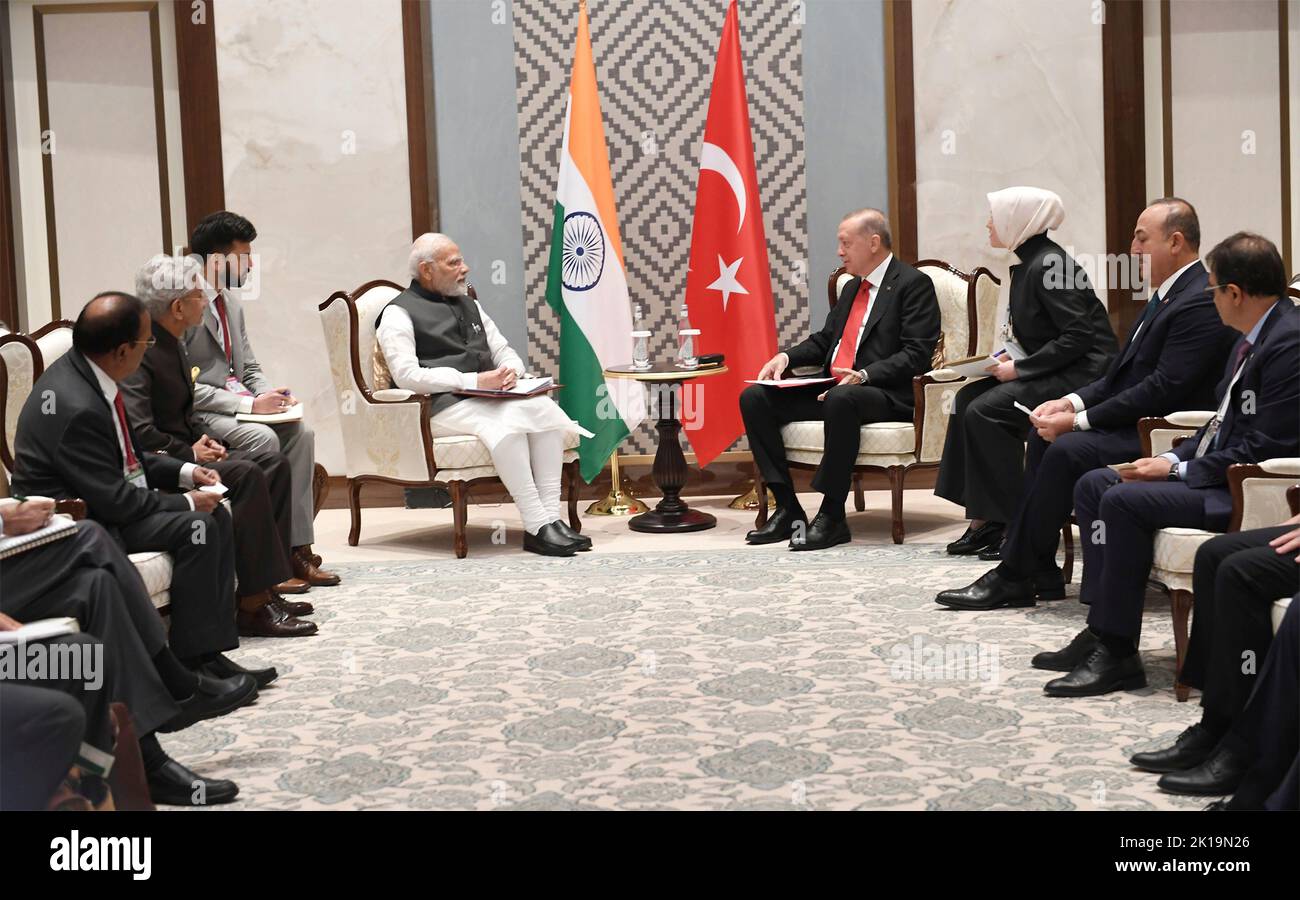 Samarcanda, Uzbekistan. 16th Set, 2022. Il primo ministro indiano Narendra modi, di sinistra, tiene un incontro bilaterale faccia a faccia con il presidente turco Recep Tayyip Erdogan, di destra, a margine del vertice dell'Organizzazione per la cooperazione di Shanghai del 16 settembre 2022 a Samarcanda, Uzbekistan. Credit: Ufficio stampa/PIB Photo/Alamy Live News Foto Stock