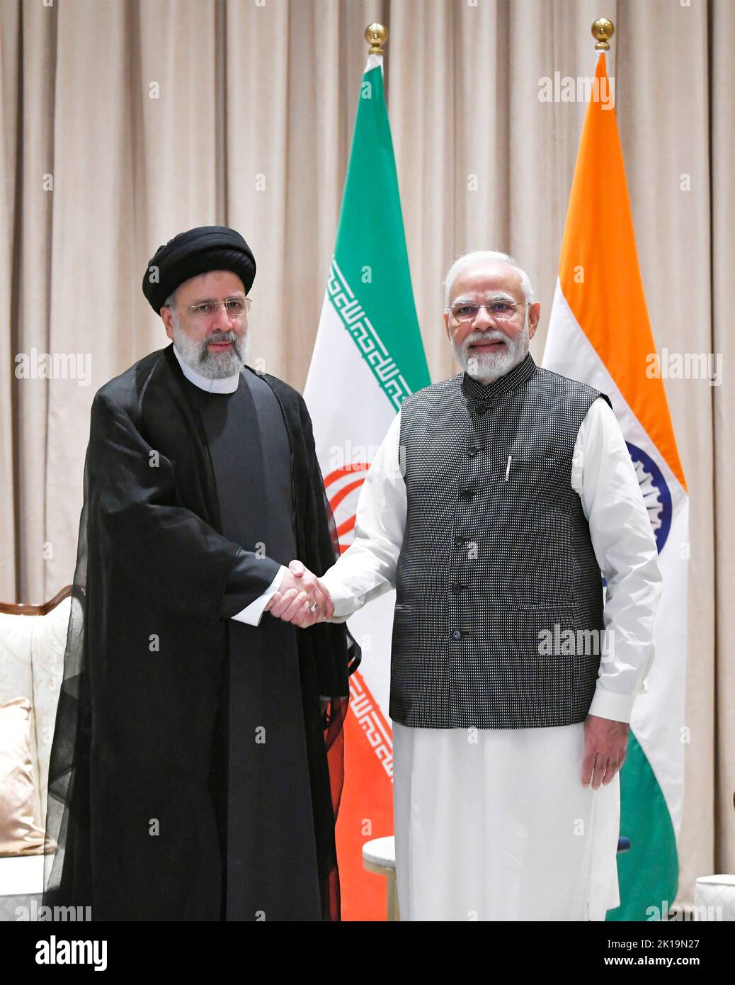 Samarcanda, Uzbekistan. 16th Set, 2022. Il primo ministro indiano Narendra modi, di destra, scuote le mani con il presidente iraniano Ebrahim Raisi, di sinistra, prima del loro incontro bilaterale a margine del vertice dell'Organizzazione per la cooperazione di Shanghai del 16 settembre 2022 a Samarcanda, Uzbekistan. Credit: Ufficio stampa/PIB Photo/Alamy Live News Foto Stock