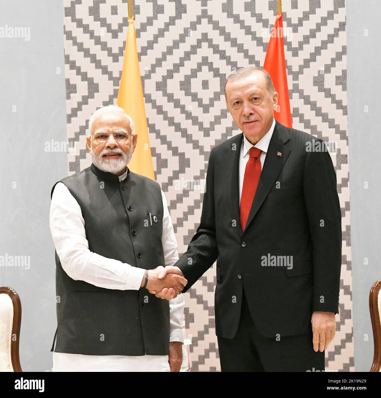 Samarcanda, Uzbekistan. 16th Set, 2022. Il primo ministro indiano Narendra modi, di sinistra, scuote le mani con il presidente turco Recep Tayyip Erdogan, di destra, prima del loro incontro bilaterale a margine del vertice dell'Organizzazione per la cooperazione di Shanghai del 16 settembre 2022 a Samarcanda, Uzbekistan. Credit: Ufficio stampa/PIB Photo/Alamy Live News Foto Stock