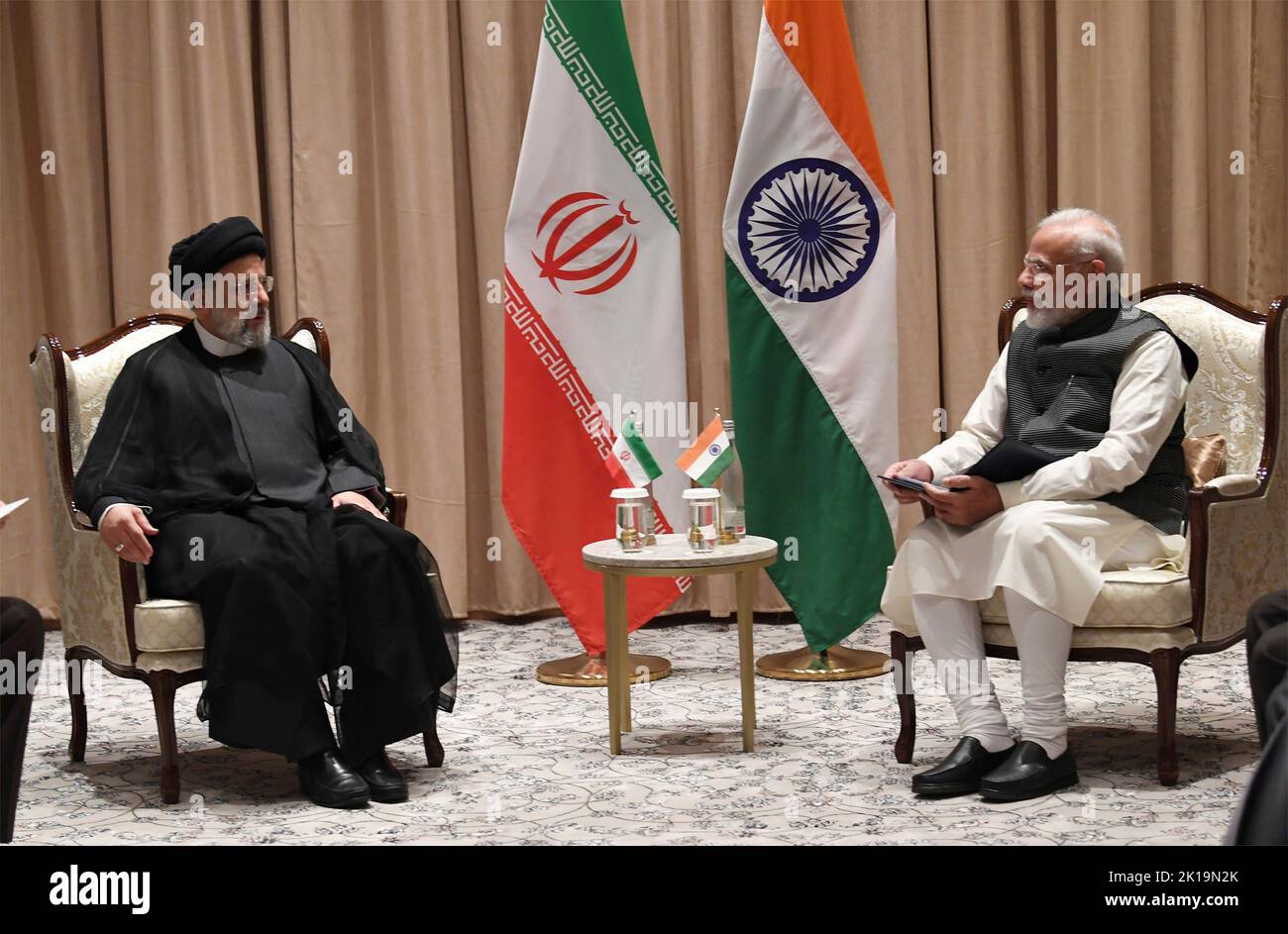 Samarcanda, Uzbekistan. 16th Set, 2022. Il primo ministro indiano Narendra modi, di destra, tiene un incontro faccia a faccia con il presidente iraniano Ebrahim Raisi, di sinistra, a margine del vertice dell'Organizzazione per la cooperazione di Shanghai del 16 settembre 2022 a Samarcanda, Uzbekistan. Credit: Ufficio stampa/PIB Photo/Alamy Live News Foto Stock