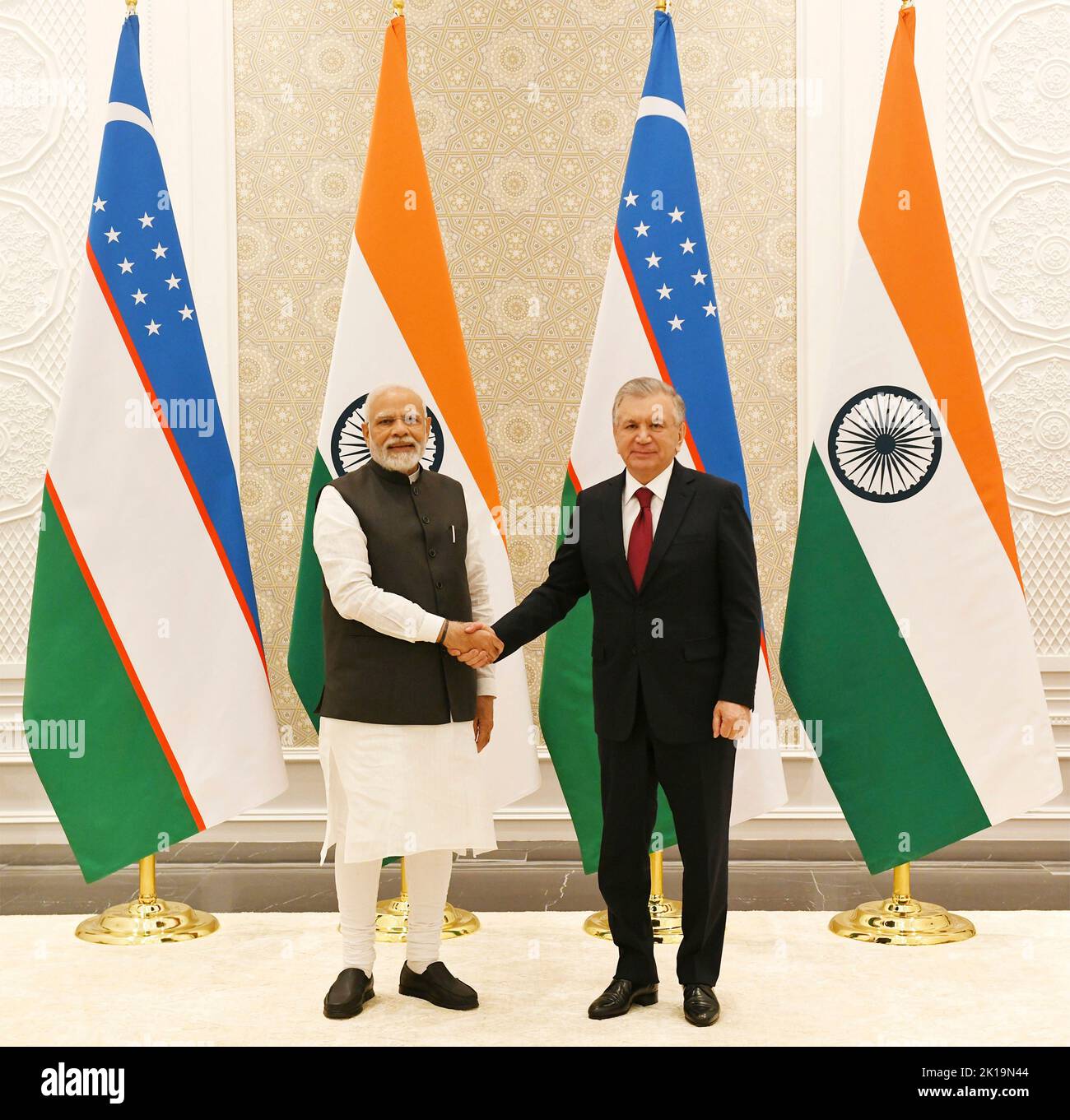 Samarcanda, Uzbekistan. 16th Set, 2022. Il primo ministro indiano Narendra modi, di sinistra, scuote le mani con il presidente uzbeko Shavkat Mirziyoyev, di destra, prima del loro incontro bilaterale a margine del vertice dell'Organizzazione di cooperazione di Shanghai, il 16 settembre 2022 a Samarcanda, Uzbekistan. Credit: Ufficio stampa/PIB Photo/Alamy Live News Foto Stock