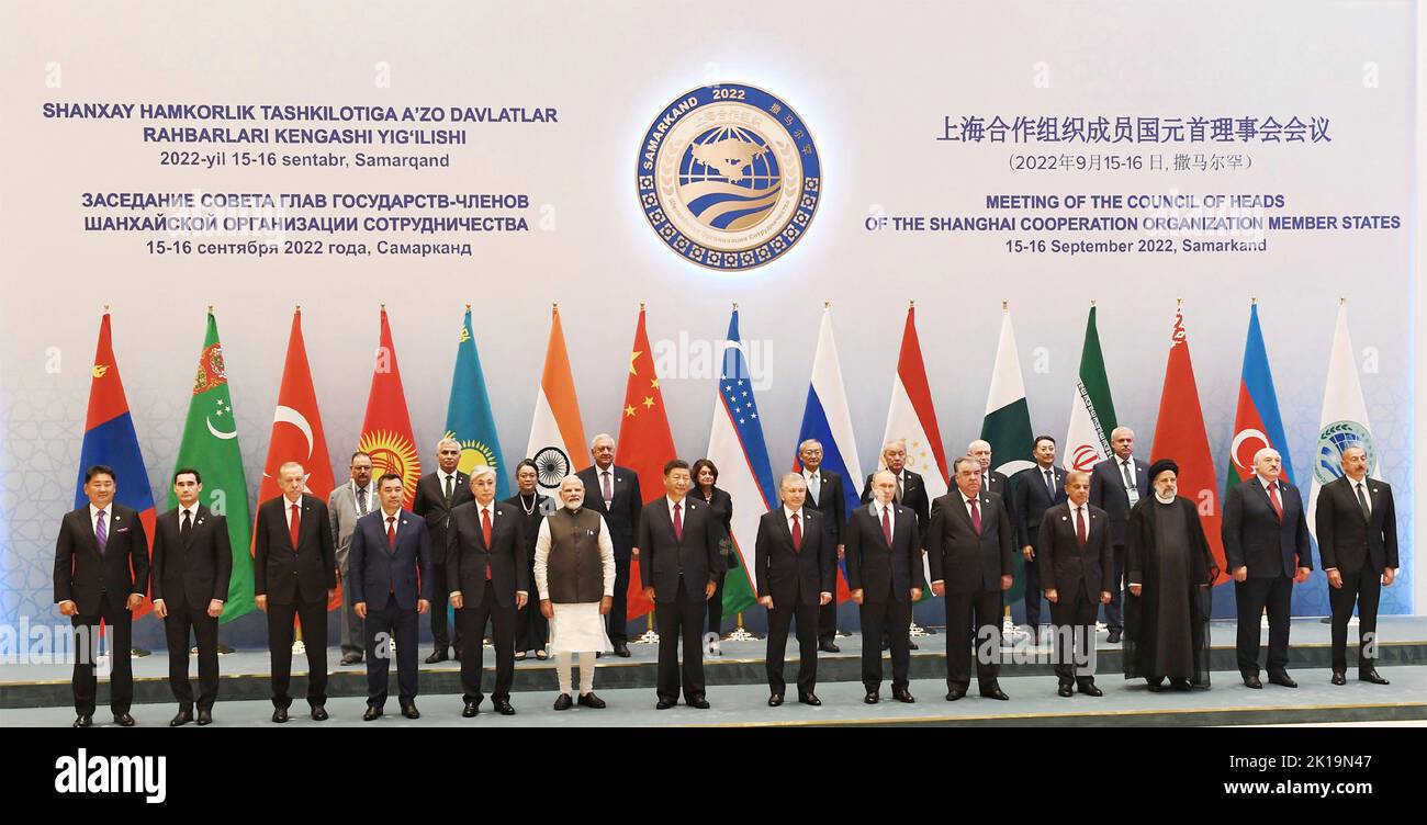 Samarcanda, Uzbekistan. 16th Set, 2022. Il primo ministro indiano Narendra modi, al centro a sinistra, è la foto di gruppo con i membri del vertice dell'Organizzazione per la cooperazione di Shanghai del 16 settembre 2022 a Samarcanda, Uzbekistan. Credit: Ufficio stampa/PIB Photo/Alamy Live News Foto Stock