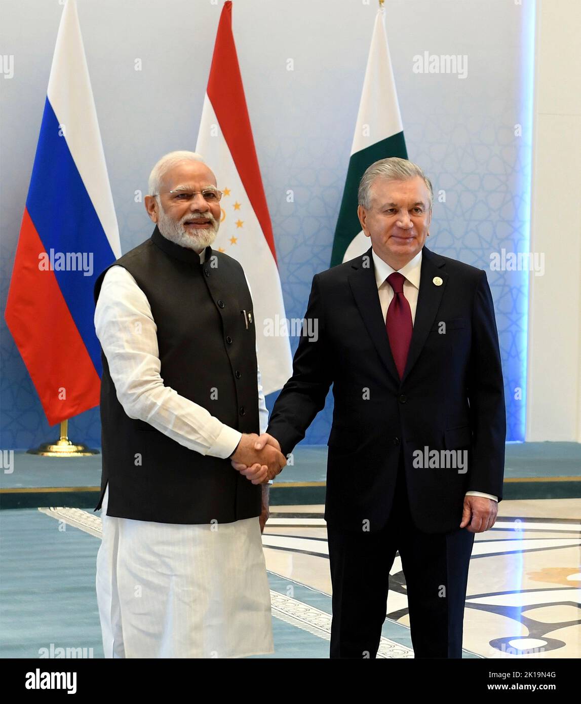 Samarcanda, Uzbekistan. 16th Set, 2022. Il primo ministro indiano Narendra modi, di sinistra, scuote le mani con il presidente uzbeko Shavkat Mirziyoyev, di destra, alla 22nd riunione del Consiglio dei capi di Stato del vertice dell'Organizzazione di cooperazione di Shanghai, il 16 settembre 2022 a Samarcanda, Uzbekistan. Credit: Ufficio stampa/PIB Photo/Alamy Live News Foto Stock