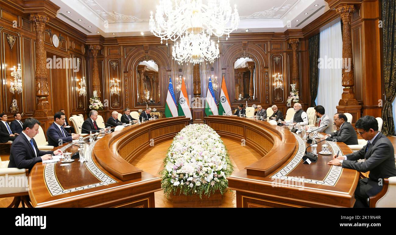Samarcanda, Uzbekistan. 16th Set, 2022. Il primo ministro indiano Narendra modi, a destra, durante e allargato l'incontro bilaterale con il presidente uzbeko Shavkat Mirziyoyev, a sinistra, a margine del vertice dell'Organizzazione per la cooperazione di Shanghai del 16 settembre 2022 a Samarcanda, Uzbekistan. Credit: Ufficio stampa/PIB Photo/Alamy Live News Foto Stock
