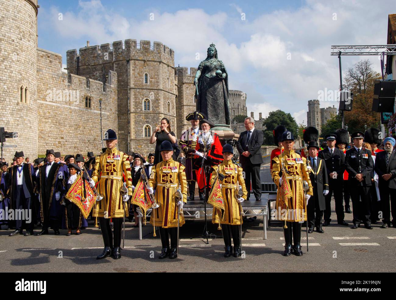 La folla cantò l'inno nazionale e diede tre saluti al re Carlo III durante una cerimonia di proclama a Windsor presso la statua della Regina Vittoria. Foto Stock