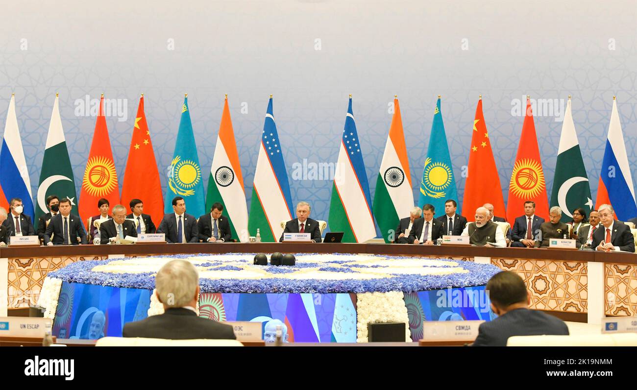 Samarcanda, Uzbekistan. 16th Set, 2022. Il presidente uzbeko Shavkat Mirziyoyev, al centro, ospita la sessione plenaria del vertice dell'Organizzazione di cooperazione di Shanghai, il 16 settembre 2022 a Samarcanda, Uzbekistan. Credit: Ufficio stampa/PIB Photo/Alamy Live News Foto Stock
