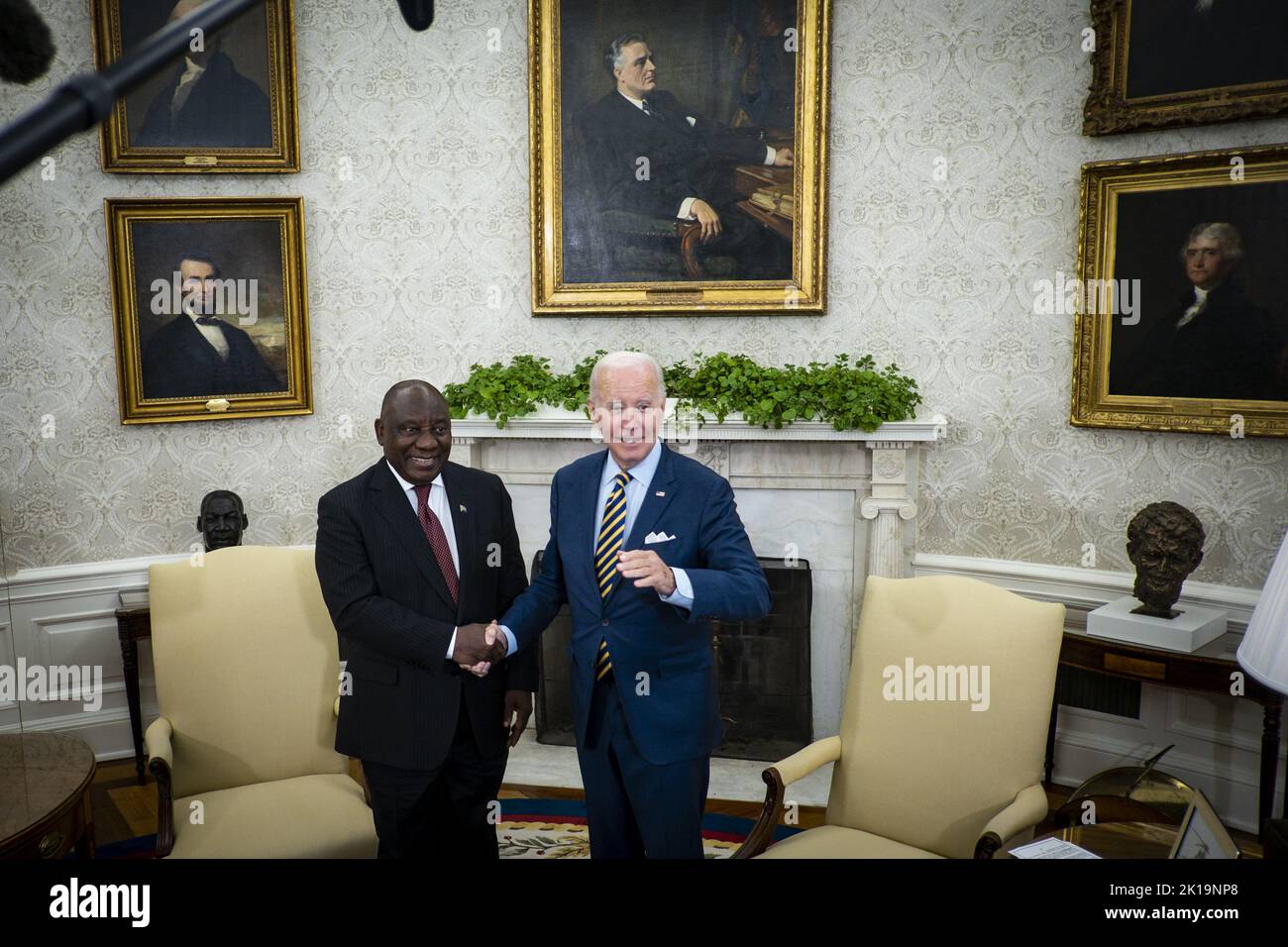 Washington DC, Stati Uniti. 16th Set, 2022. Il Presidente Joseph Biden tiene un incontro bilaterale con il Presidente sudafricano Cyril Ramaphosa presso l'Ufficio ovale della Casa Bianca a Washington, DC, venerdì 16 settembre 2022. I due presidenti hanno ribadito l’importanza della nostra partnership duratura e hanno discusso insieme il loro lavoro per affrontare le sfide regionali e globali. Foto piscina di Pete Marovich/UPI Credit: UPI/Alamy Live News Foto Stock