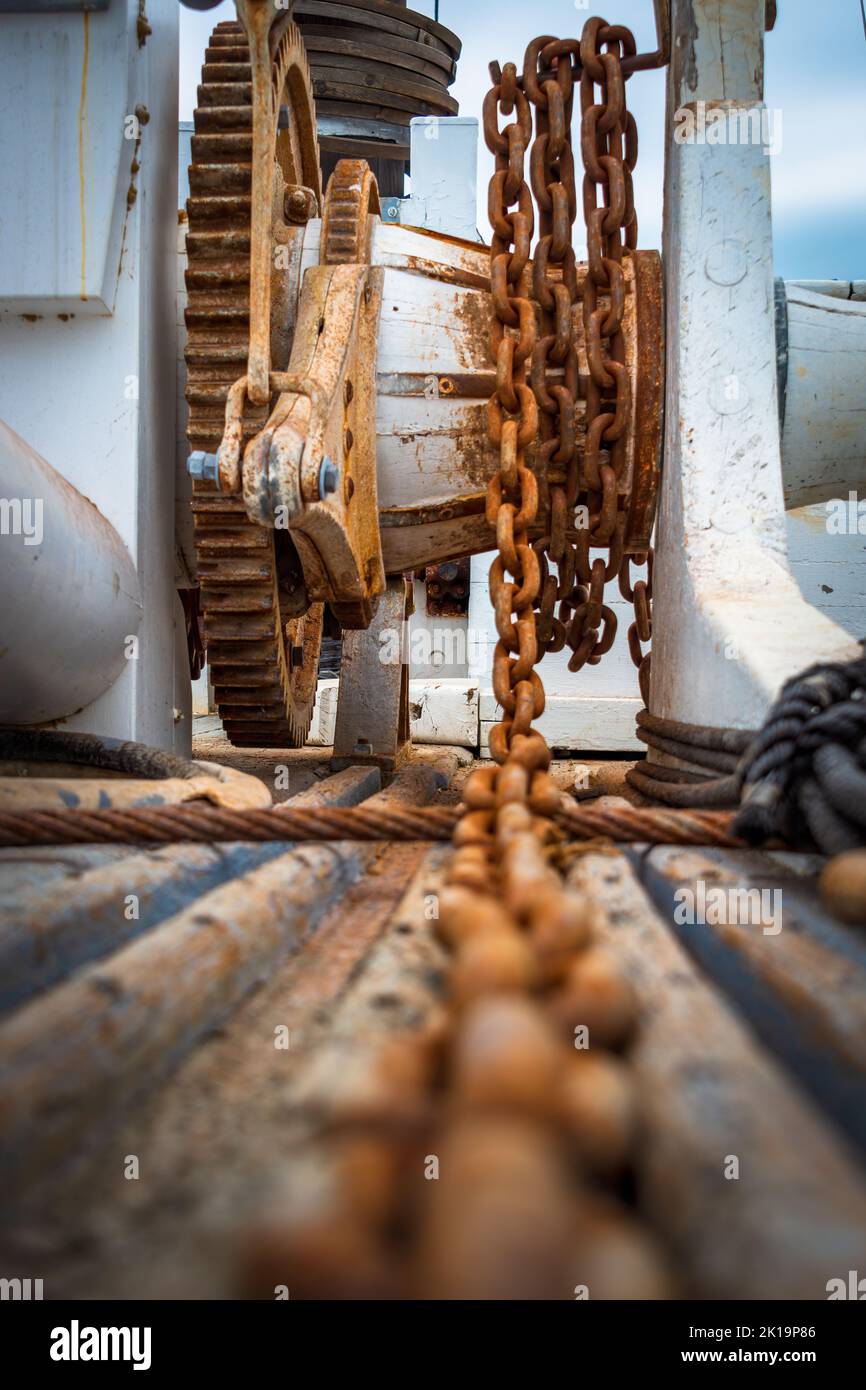 Saltbanker pesca schooner windlass prendendo in arrugginito pesante catena. Foto Stock