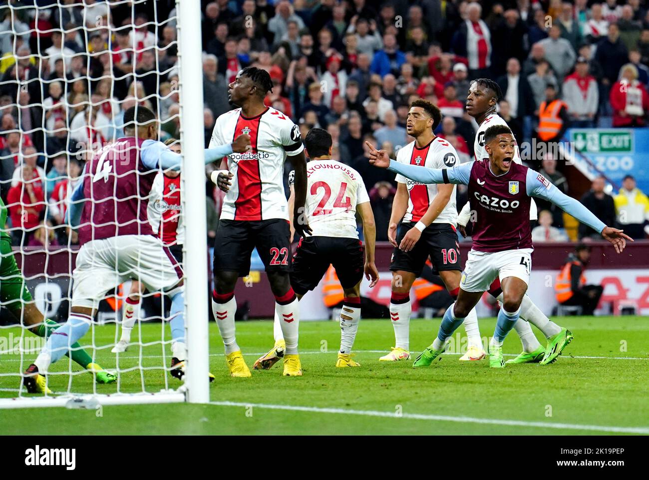 Jacob Ramsey (a destra) di Aston Villa celebra il primo gol del loro lato durante la partita della Premier League a Villa Park, Birmingham. Data immagine: Venerdì 16 settembre 2022. Foto Stock