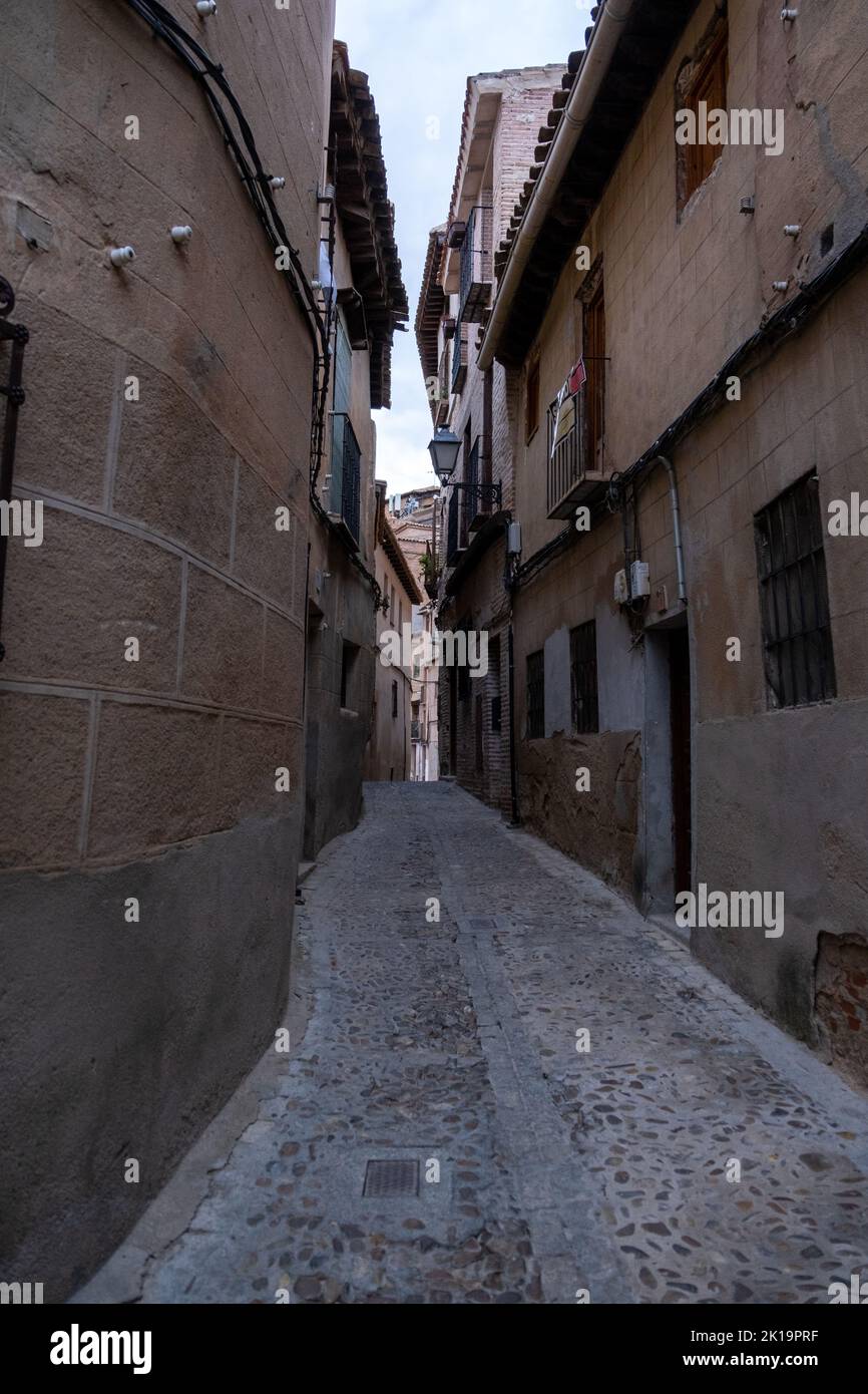 Toledo, Spagna, patrimonio dell'umanità dell'UNESCO. Città vecchia all'orizzonte. Particolare della strada stretta. Foto Stock