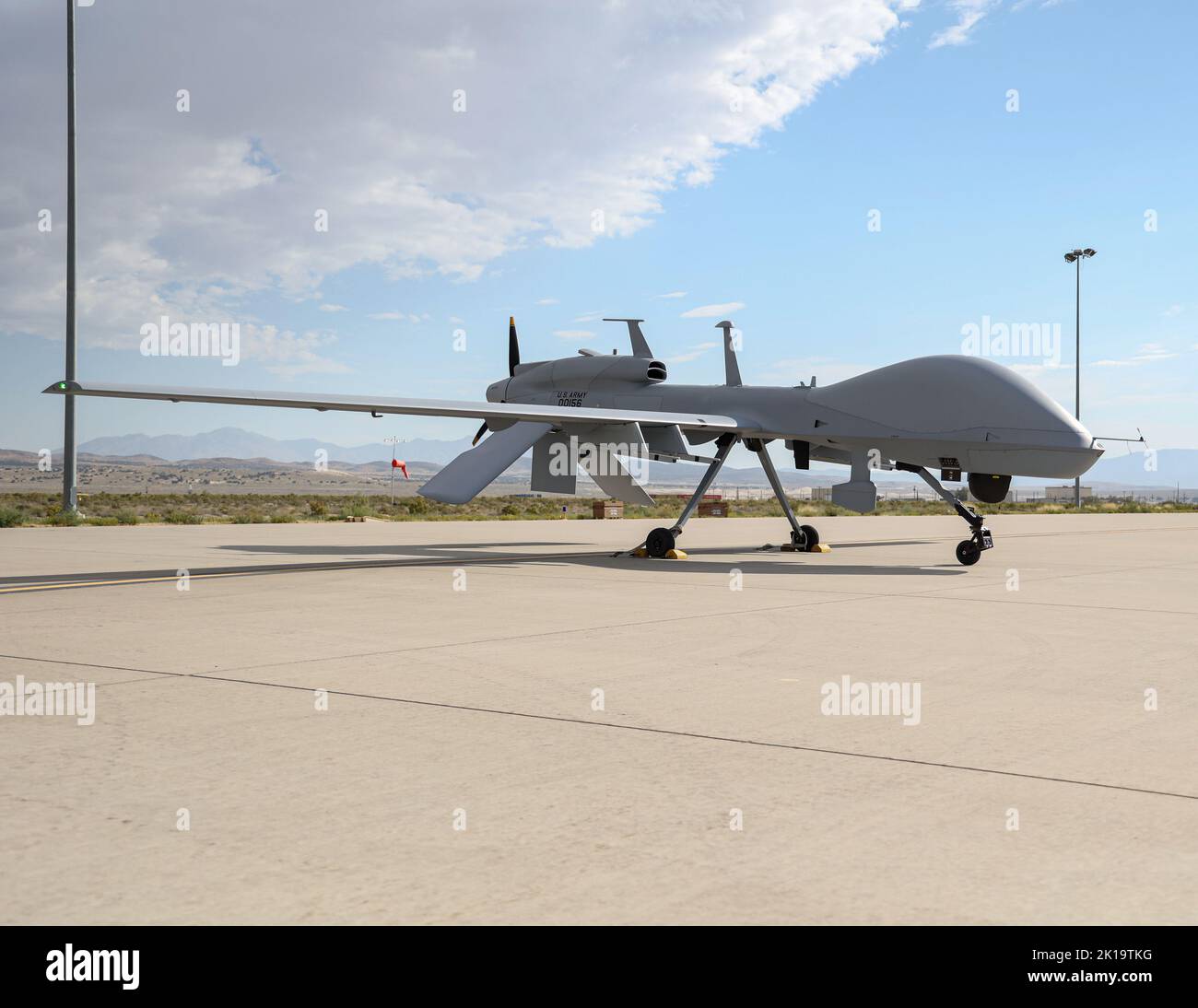 Un veicolo aereo Gray Eagle mq-1 senza equipaggio passa davanti al KC-135R Stratotanker durante un esercizio di forza congiunto il 8 settembre 2022 sul Dugway Proving Ground, Utah. Durante l'esercizio, le RZR militari Polaris modificate con le apparecchiature mobili di comando e controllo della gestione della battaglia sono state in grado di controllare l'UAV da terra. (STATI UNITI Foto della Guardia Nazionale militare di: John Zierow) Foto Stock
