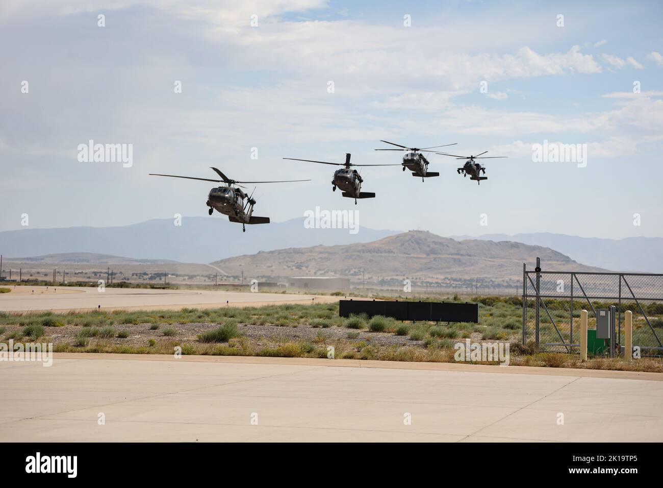 UH-60 Black Hawks e un Apache AH-64 della Guardia nazionale dell'esercito dello Utah hanno portato visitatori illustri a visitare più di 200 membri del servizio in quattro comandi principali che hanno partecipato a un esercizio di un giorno tenuto al Dugway Proving Ground il 8 settembre 2022. L'esercizio della forza comune ha dato priorità ai concetti di Agile Combat Employment e Multi-Capable Airmen. (STATI UNITI Foto della Guardia Nazionale militare di: John Zierow) Foto Stock