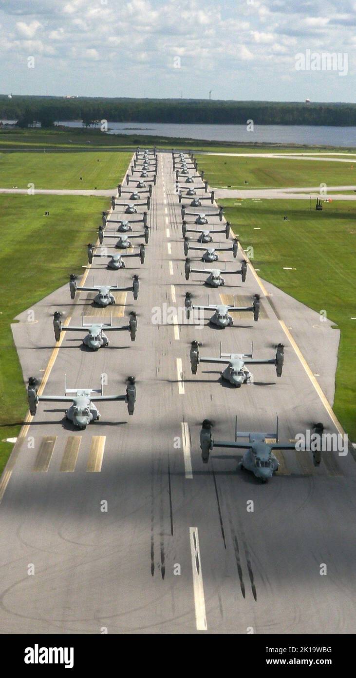 U.S. Marines with Marine Aircraft Group (MAG) 26 prepararsi a volare MV-22B Ospreys presso Marine Corps Air Station New River, North Carolina, 9 agosto 2022. MAG-26 ha dimostrato la propria potenza aerea alla task force Marine Air-Ground, assicurando che i cinque squadroni Osprey MV-22B siano pronti per essere implementati in un attimo. MAG-26 è un'unità subordinata di 2nd Marine Aircraft Wing, l'elemento di combattimento aereo della II Marine Expeditionary Force. (STATI UNITI Corpo marino foto di Lance CPL. Christian Cortez) Foto Stock